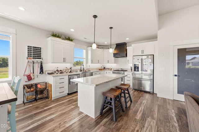 37 Terra Linda Court, Eagle Point, OR 97524