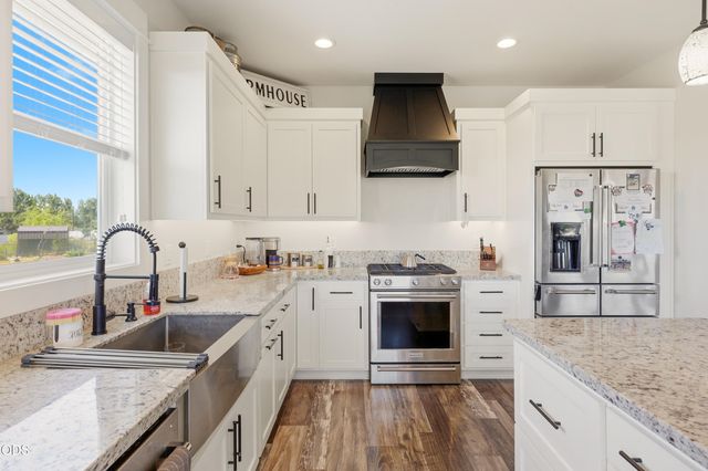 37 Terra Linda Court, Eagle Point, OR 97524