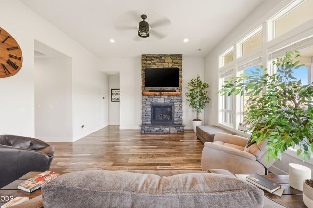 37 Terra Linda Court, Eagle Point, OR 97524