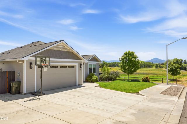 37 Terra Linda Court, Eagle Point, OR 97524
