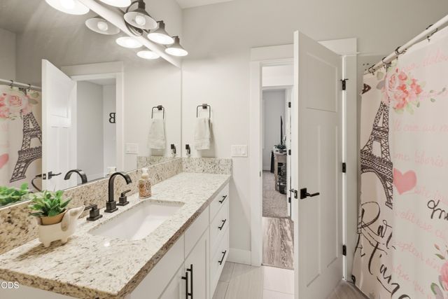 37 Terra Linda Court, Eagle Point, OR 97524