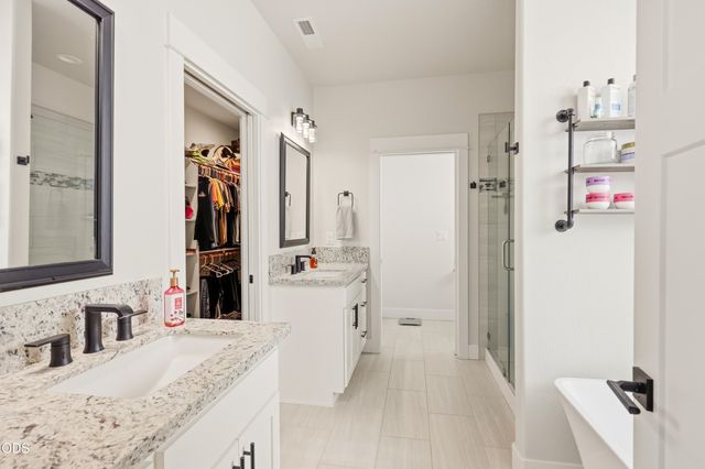 37 Terra Linda Court, Eagle Point, OR 97524