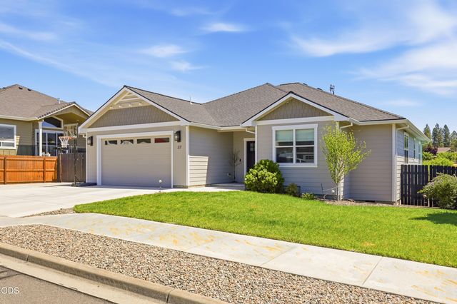 37 Terra Linda Court, Eagle Point, OR 97524