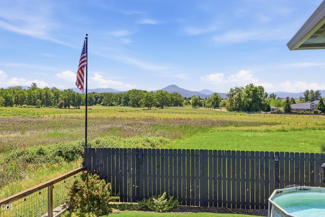 37 Terra Linda Court, Eagle Point, OR 97524