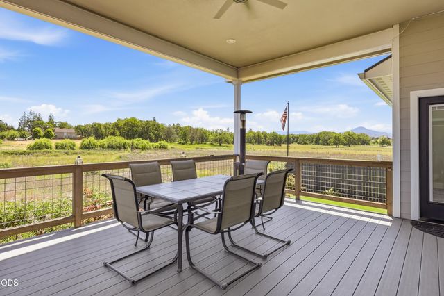 37 Terra Linda Court, Eagle Point, OR 97524