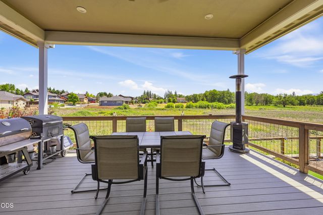 37 Terra Linda Court, Eagle Point, OR 97524