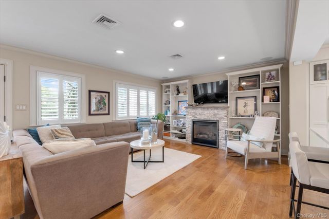 625 W Walnut Street, Long Beach, NY 11561