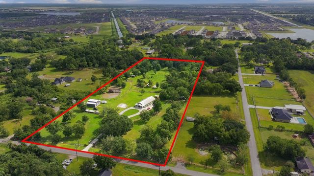 2627 Avenue L, Santa Fe, TX 77510
