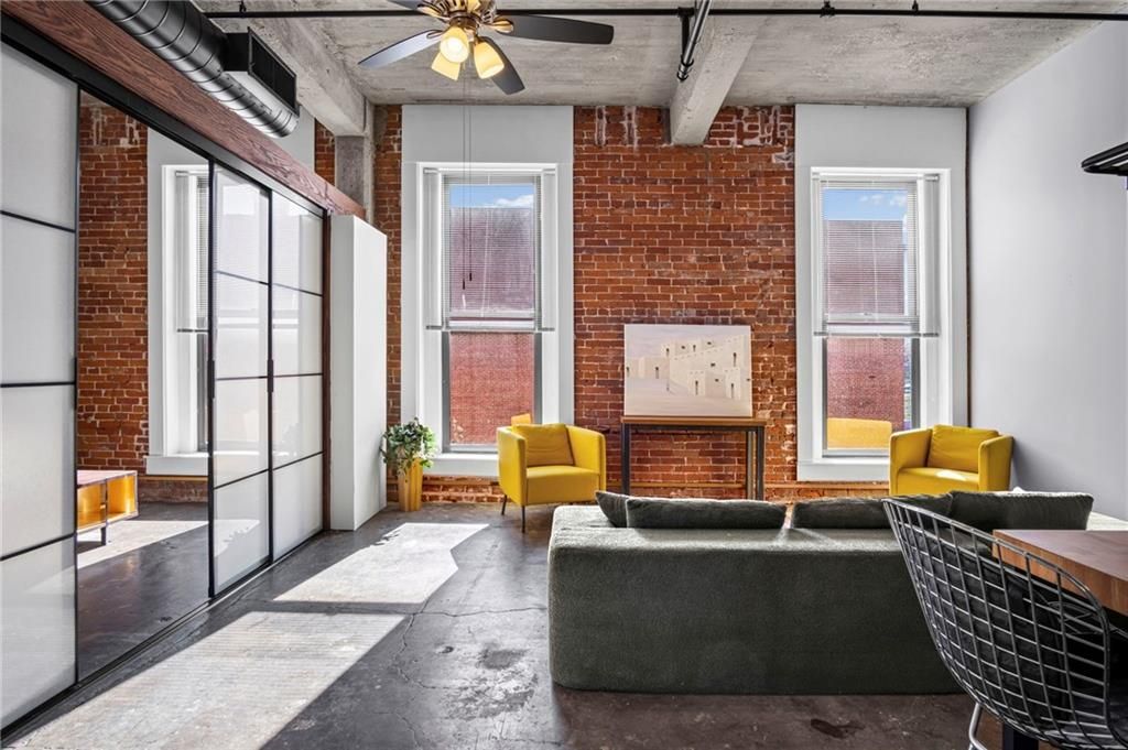 113 W 5th Street 208, Kansas City, MO 64105