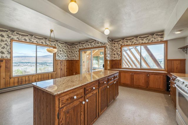 910 Laurel Street, Klamath Falls, OR 97601