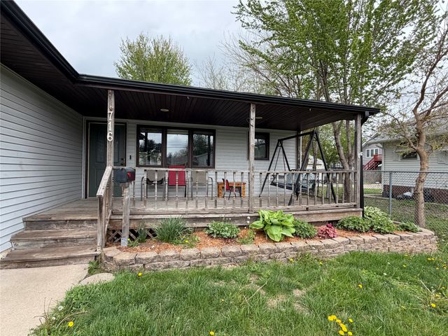 716 S 5th Avenue E, Newton, IA 50208