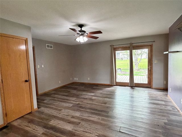 716 S 5th Avenue E, Newton, IA 50208