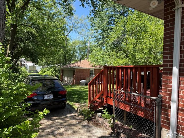 185 De Smet Drive, Florissant, MO 63031