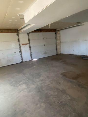 35 4th Ave, Dickinson, ND 58601