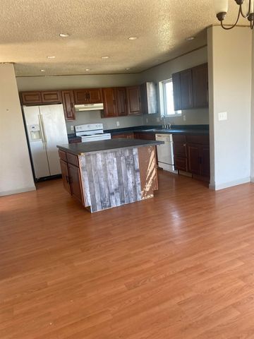 35 4th Ave, Dickinson, ND 58601