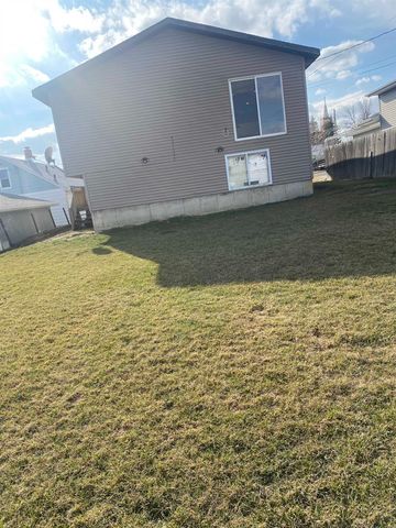 35 4th Ave, Dickinson, ND 58601