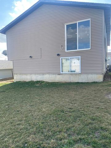 35 4th Ave, Dickinson, ND 58601