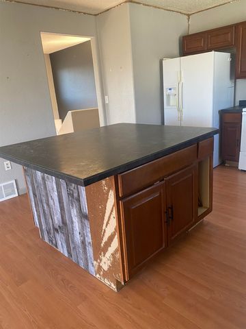 35 4th Ave, Dickinson, ND 58601