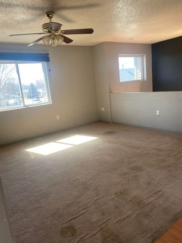 35 4th Ave, Dickinson, ND 58601