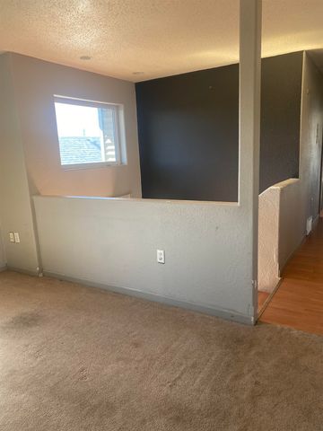 35 4th Ave, Dickinson, ND 58601