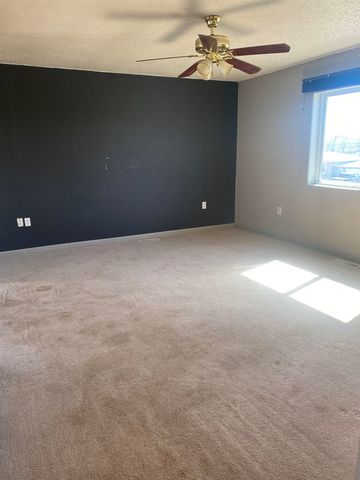 35 4th Ave, Dickinson, ND 58601