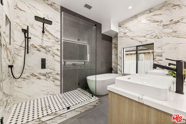 1170 S Lucerne Boulevard, Los Angeles, CA 90019