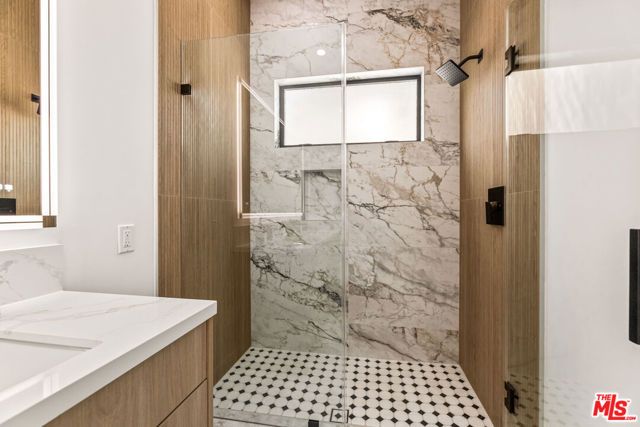 1170 S Lucerne Boulevard, Los Angeles, CA 90019
