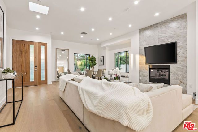 1170 S Lucerne Boulevard, Los Angeles, CA 90019