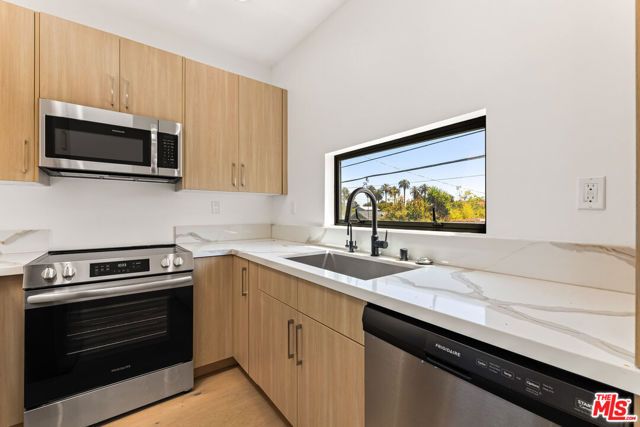 1170 S Lucerne Boulevard, Los Angeles, CA 90019
