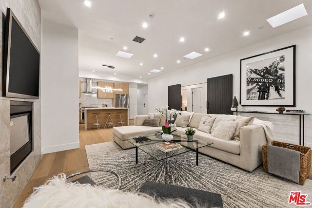 1170 S Lucerne Boulevard, Los Angeles, CA 90019