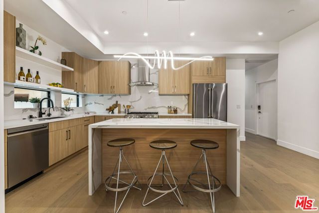 1170 S Lucerne Boulevard, Los Angeles, CA 90019