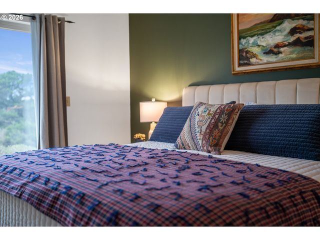 1801 Nw DOLPHIN Ln, Waldport, OR 97394