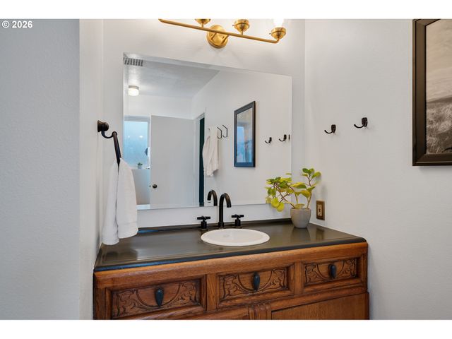 1801 Nw DOLPHIN Ln, Waldport, OR 97394