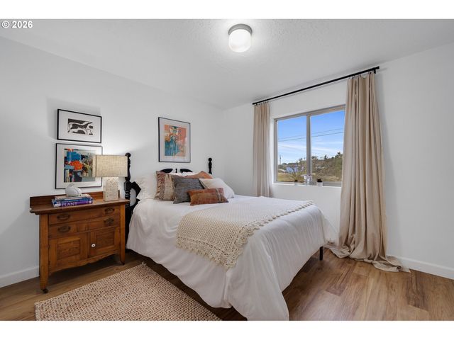 1801 Nw DOLPHIN Ln, Waldport, OR 97394