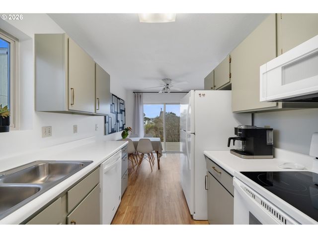 1801 Nw DOLPHIN Ln, Waldport, OR 97394