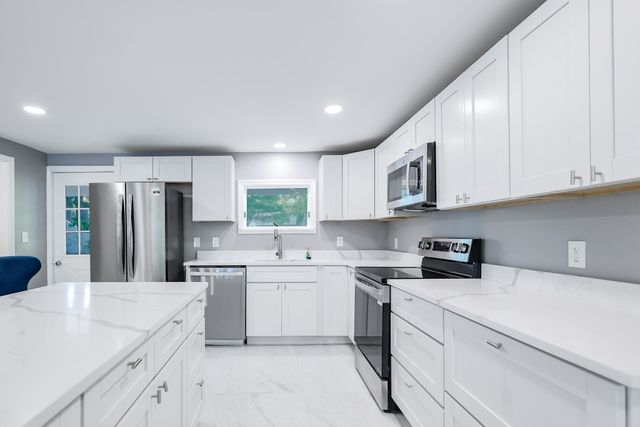40 Grove Avenue, Salem, NH 03079