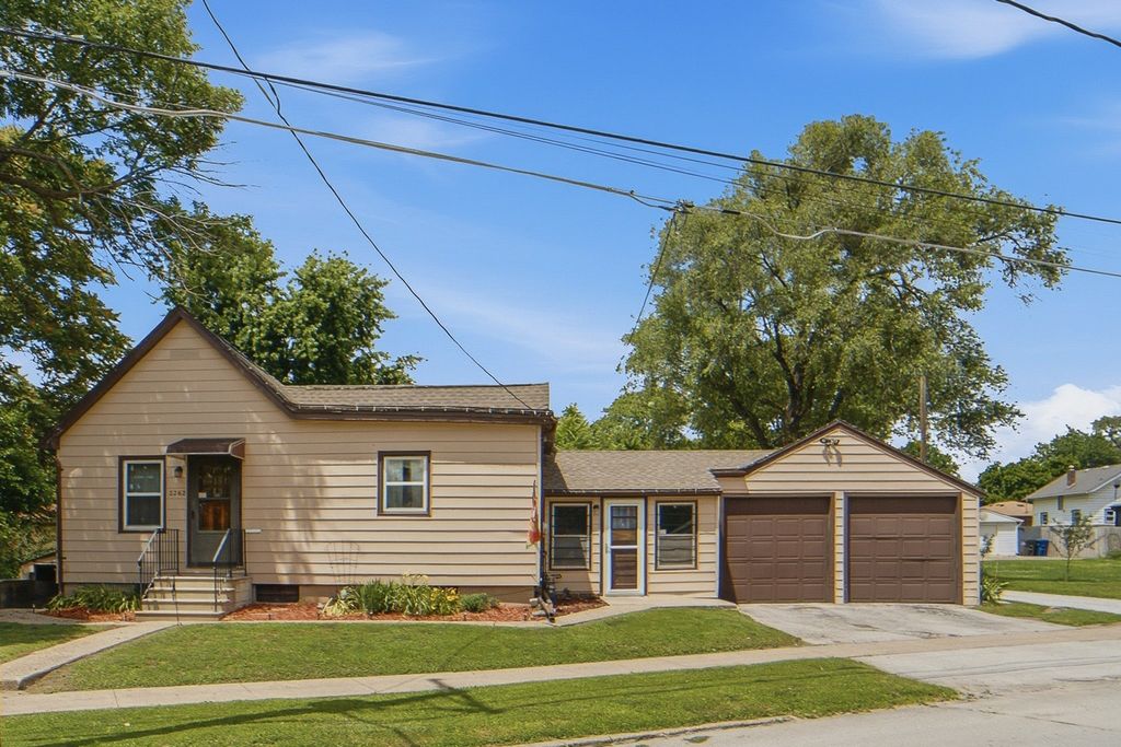 2262 Easton Boulevard, Des Moines, IA 50317