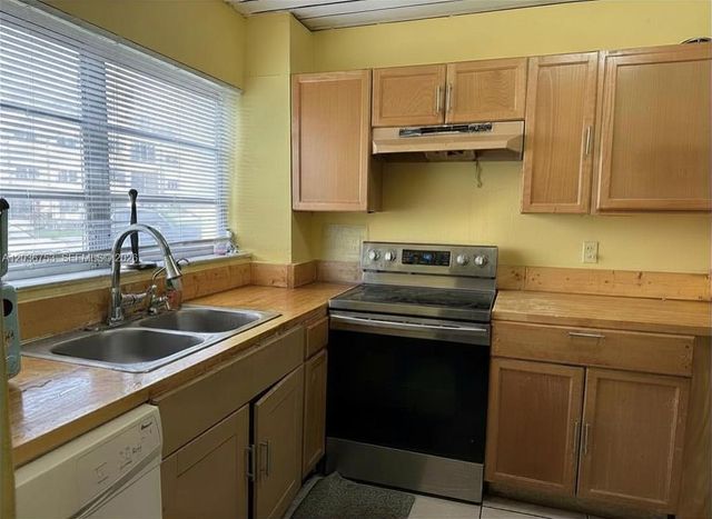 2301 NW 41st Ave 102, Lauderhill, FL 33313