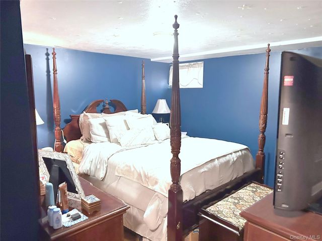 189 N Railroad Avenue, Babylon, NY 11702