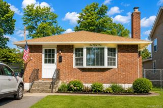 189 N Railroad Avenue, Babylon, NY 11702
