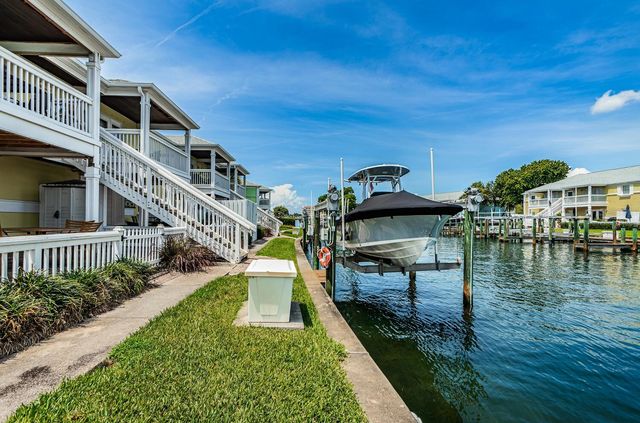 5215 COQUINA KEY DRIVE SE B, St Petersburg, FL 33705