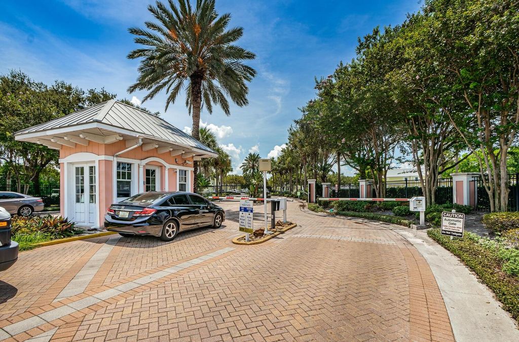 5215 COQUINA KEY DRIVE SE B, St Petersburg, FL 33705