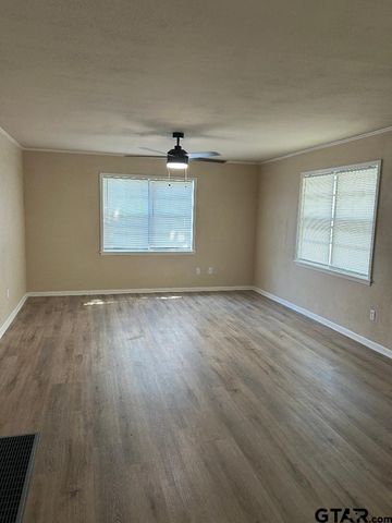 209 W SOUTH ST, Lindale, TX 75771