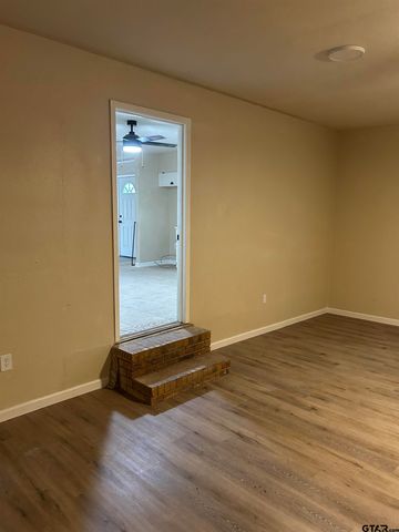 209 W SOUTH ST, Lindale, TX 75771