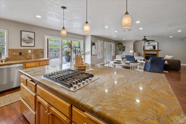 342 Woodcrest Dr, Vacaville, CA 95688