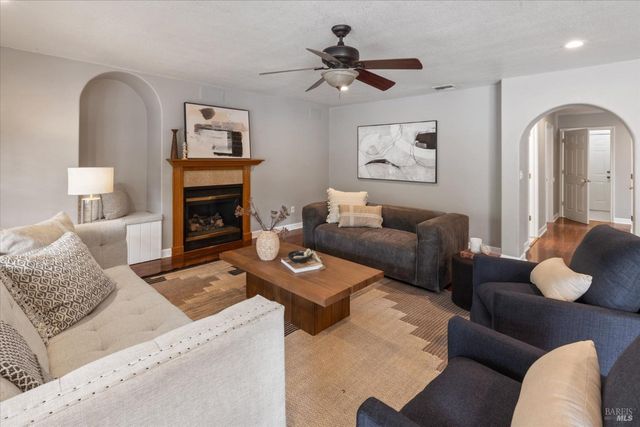 342 Woodcrest Dr, Vacaville, CA 95688