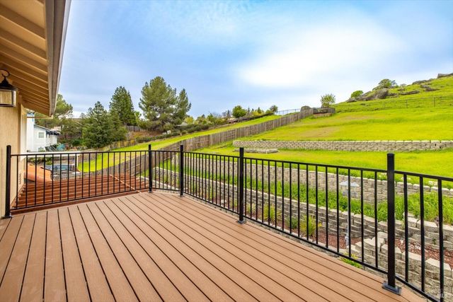 342 Woodcrest Dr, Vacaville, CA 95688