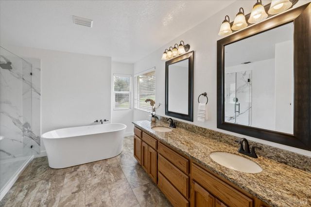 342 Woodcrest Dr, Vacaville, CA 95688