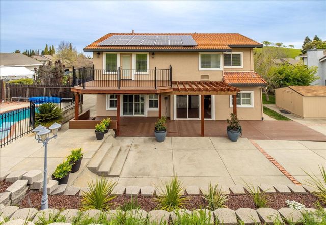 342 Woodcrest Dr, Vacaville, CA 95688