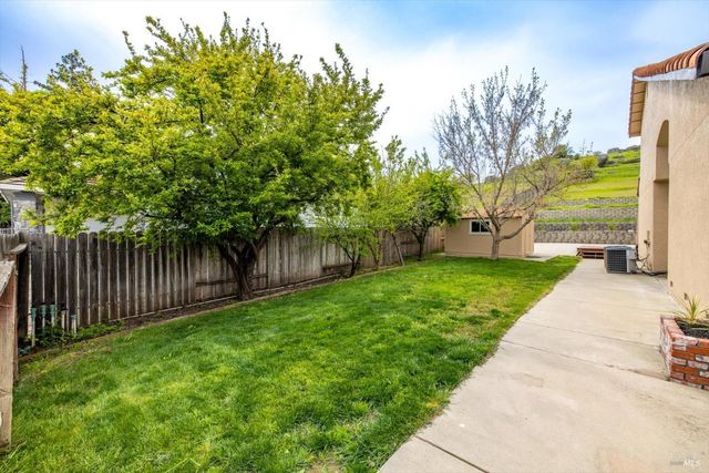 342 Woodcrest Dr, Vacaville, CA 95688